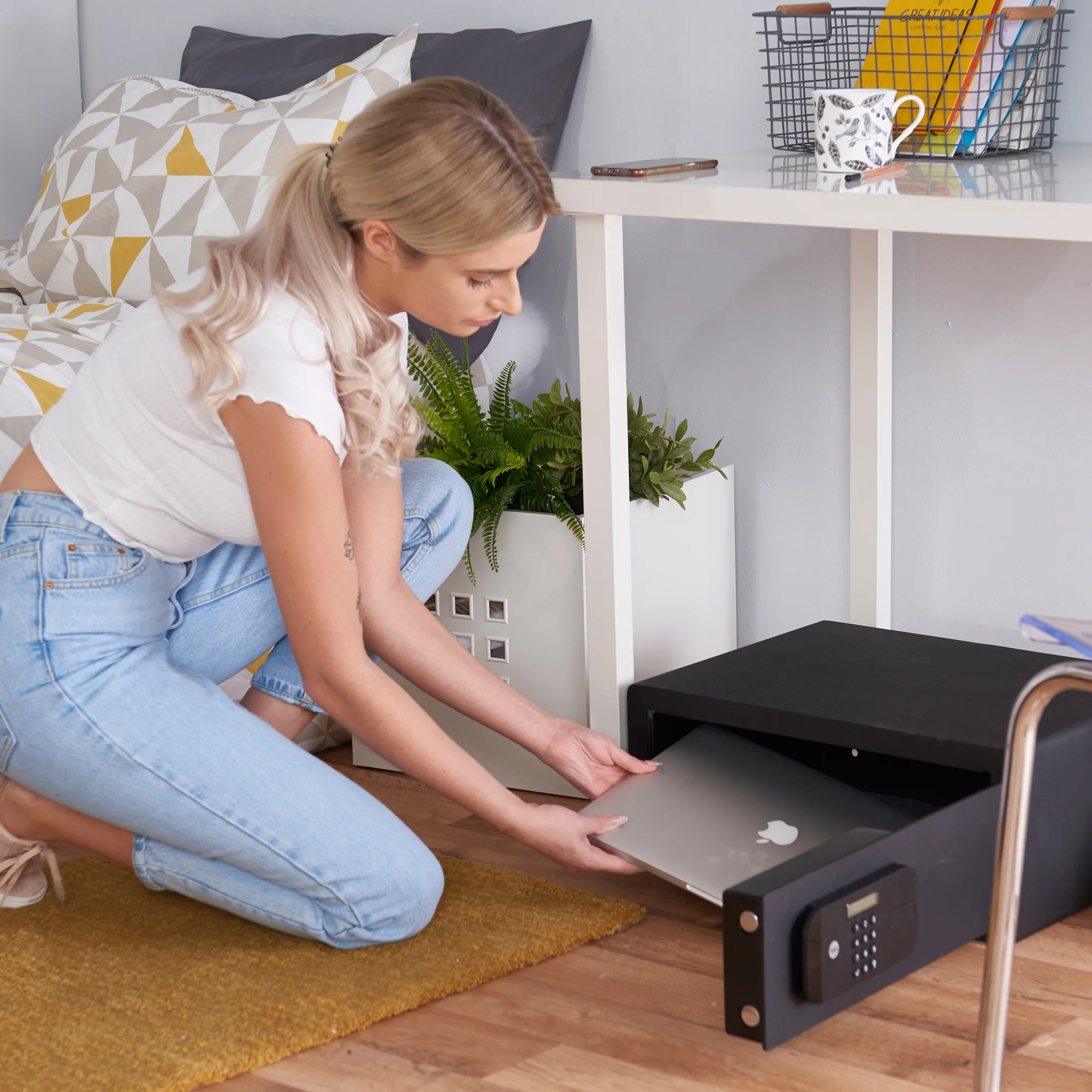 YLFB/200/EB1 High Security Laptop Digital Safe Locker with Fingerprint and Pin Access - Black - Image 3